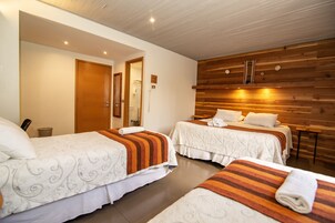 Ropa de cama de alta calidad y caja de seguridad en la habitación