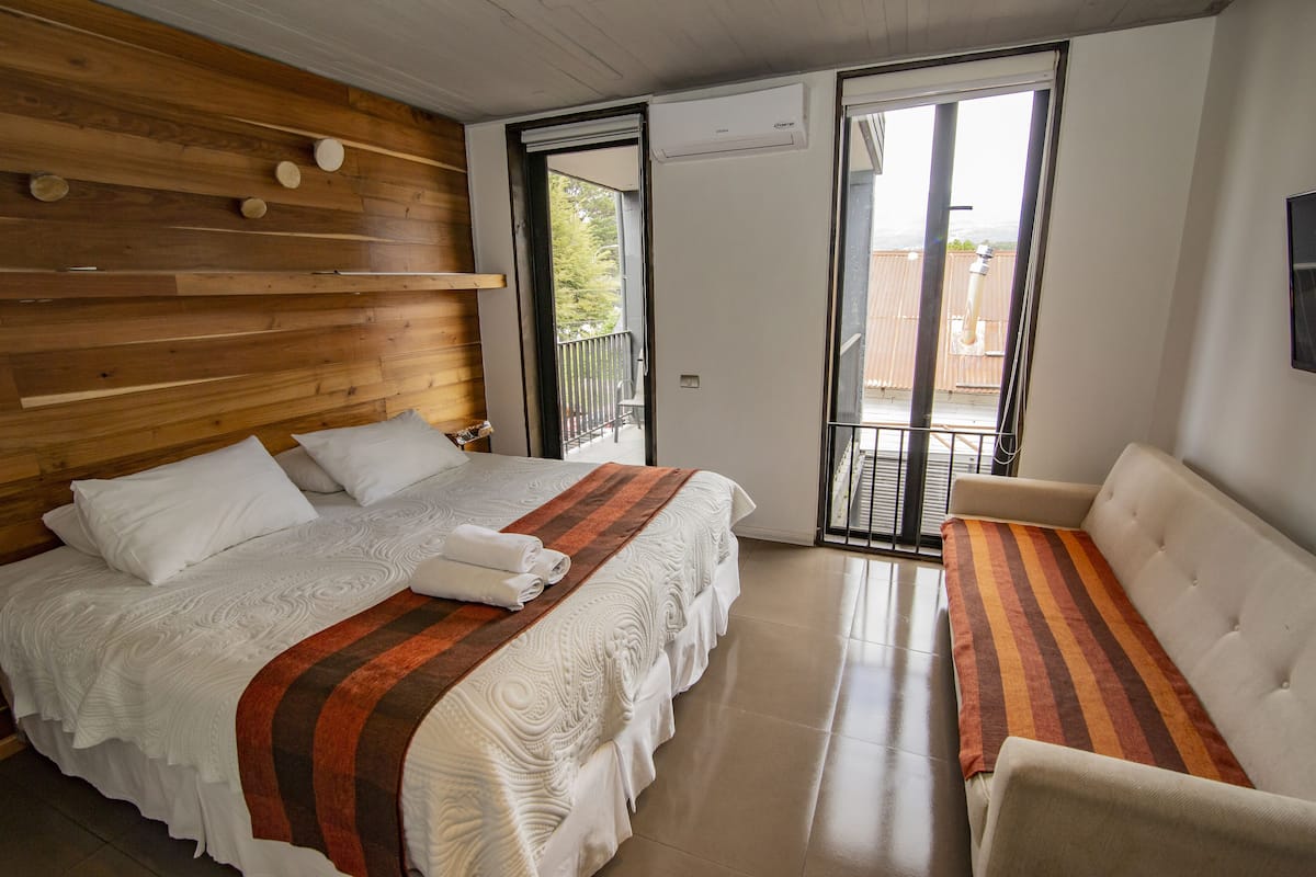 DOBLE SUPERIOR TERCER PISO | Premium bedding, in-room safe, iron/ironing board, WiFi (free)
