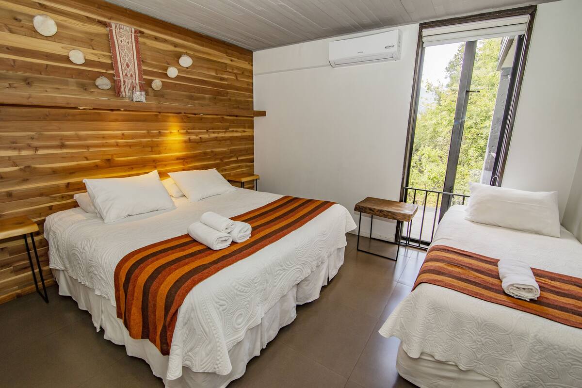 TRIPLE TERCER PISO SIN BALCON | Premium bedding, in-room safe, iron/ironing board, WiFi (free)