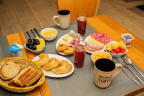 朝食 (ビュッフェ)、毎日提供 (無料)