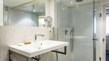 Deluxe Double or Twin Room | Bathroom shower