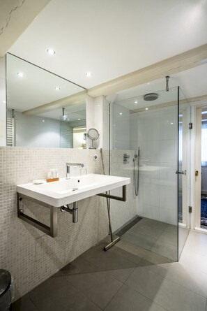Dobbelt- eller tomannsrom – deluxe | Dusj på badet