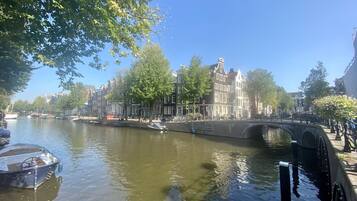 Un canal con barcos, un puente y edificios históricos a lo largo del agua.