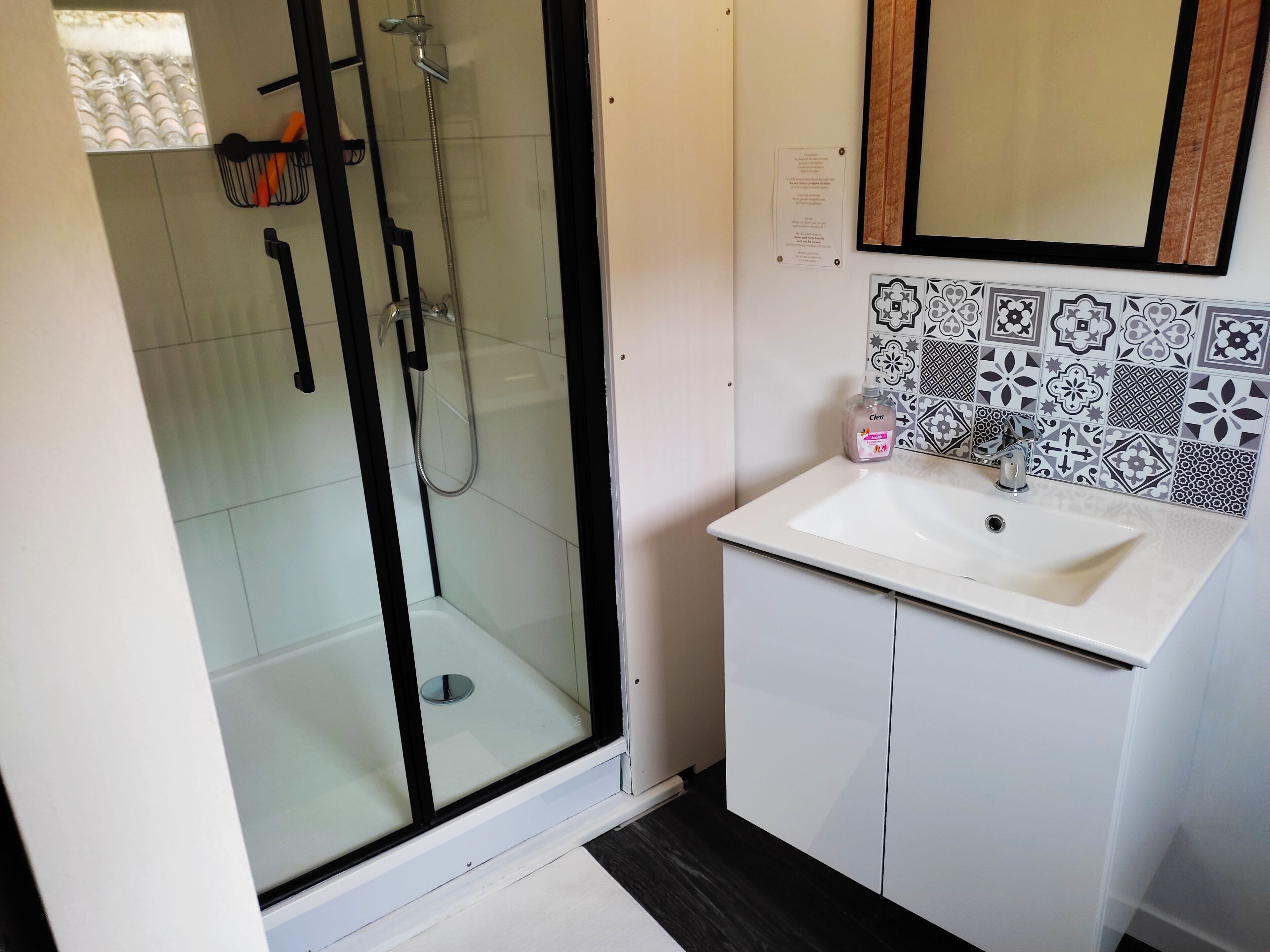 Kamer (Marine) | Badkamer | Een douche, gratis toiletartikelen, een haardroger, handdoeken