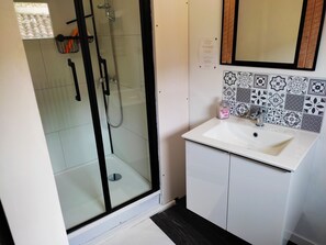 Room (Marine) | Bathroom | Shower, free toiletries, hair dryer, towels
