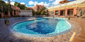 Außenpool, Sonnenschirme, Liegestühle