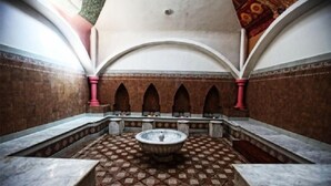 A courtyard with a central fountain, arches, and tiled flooring. - Hotel Club Hanane (Ouarzazate)