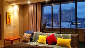 Familienapartment, 2 Schlafzimmer, Balkon, Bergblick | Wohnzimmer | Flachbildfernseher