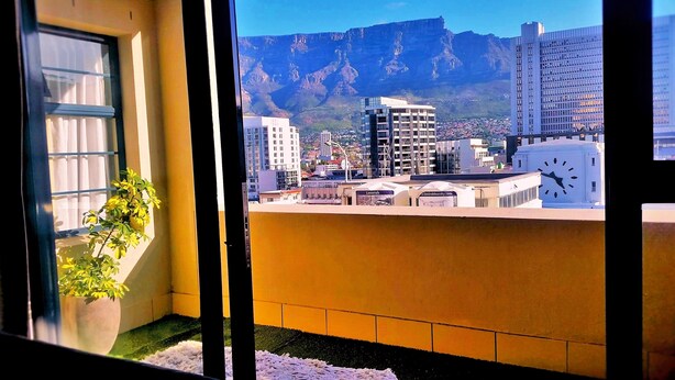 A balcony with a view of a cityscape and mountains. - Cape Town Apartment with balcony (Cape Town)