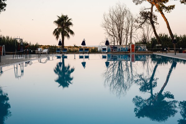 Utomhuspool och naturlig bassäng