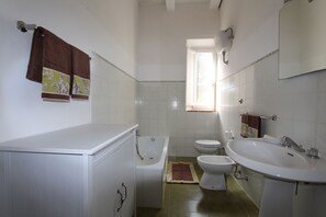 Maison Classique, 2 chambres | Salle de bain | Douche, bidet, serviettes fournies