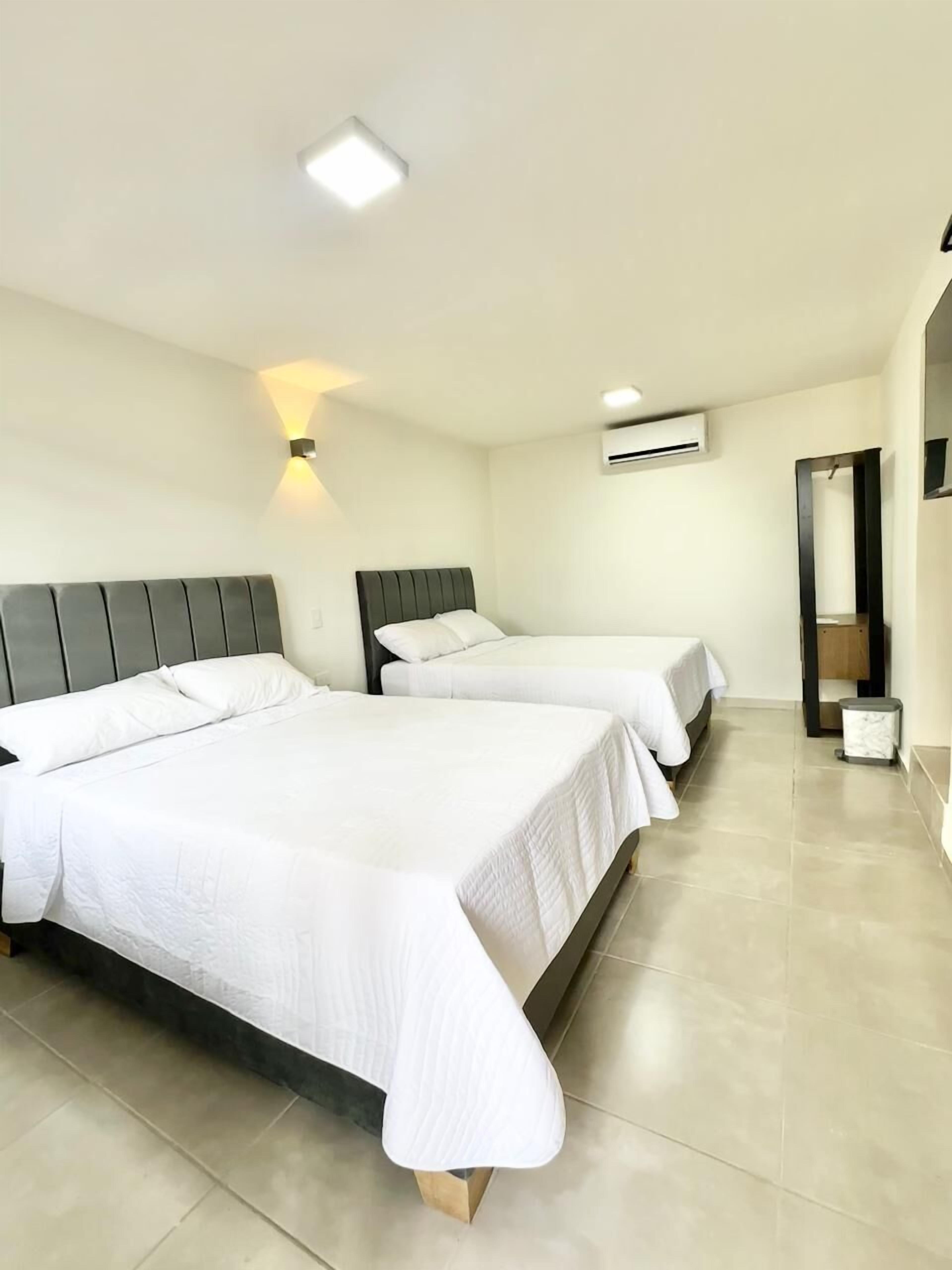 Standaard vierpersoonskamer, 2 tweepersoonsbedden | Luxe beddengoed, donsdekens, een minibar, een kluis op de kamer