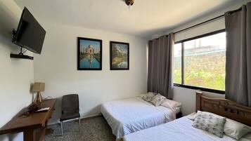 Standaard driepersoonskamer | Luxe beddengoed, donsdekens, een minibar, een kluis op de kamer