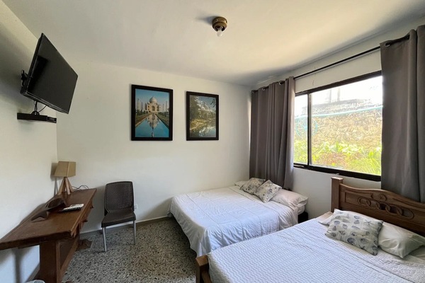 Habitación triple estándar | Ropa de cama de alta calidad, edredones de plumas, minibar y caja fuerte