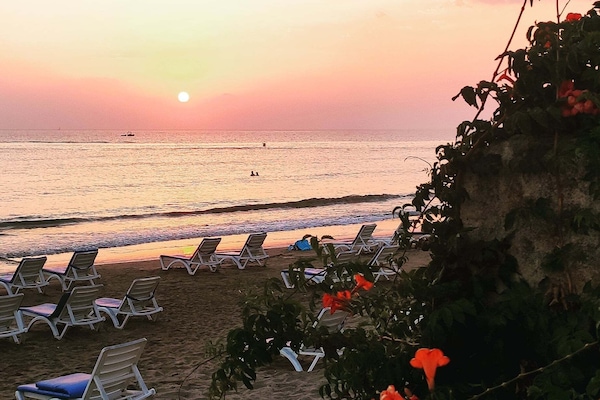 Beach nearby, beach bar