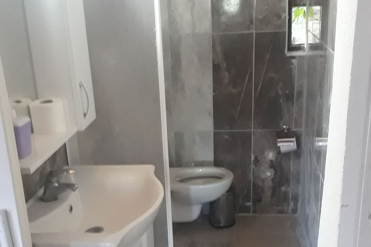 Family Apartment, 2 Bedrooms | 1 bilik tidur, peralatan tempat tidur premium, dihias secara berasingan
