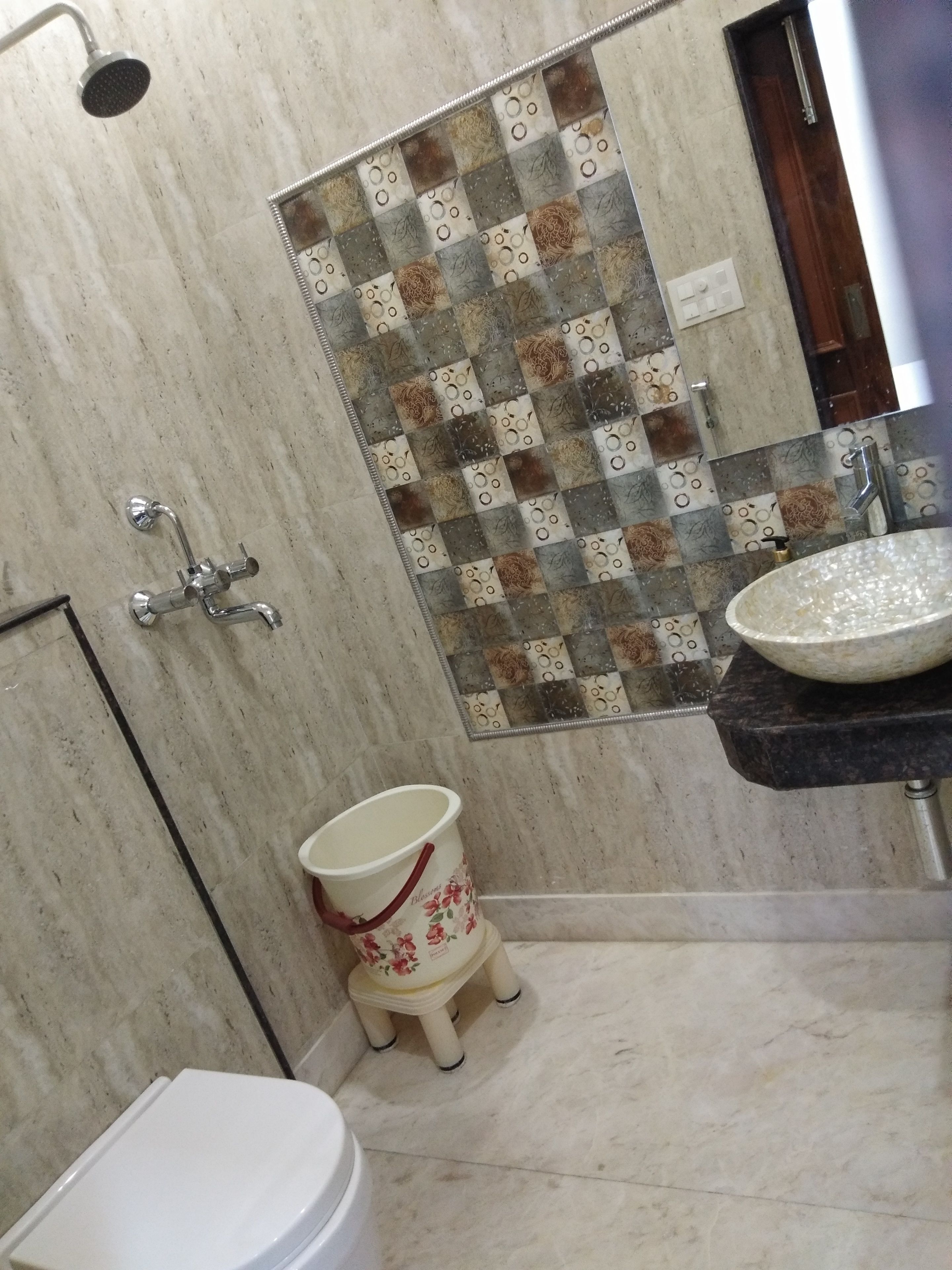 Badkamer | Een douche, gratis toiletartikelen