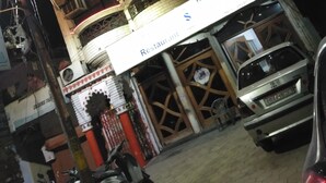Een meerlaags gebouw met een bord dat een restaurant op de begane grond aangeeft.