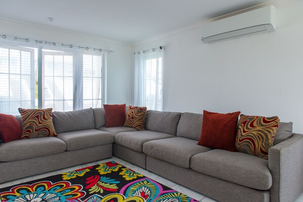 Rum | Vardagsrum | Platt-tv och en tv-spelskonsol