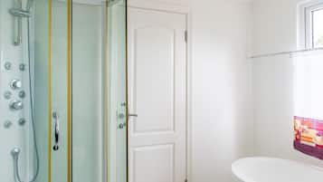 Room | Bathroom | Separate bathtub and shower, deep-soaking bathtub, free toiletries