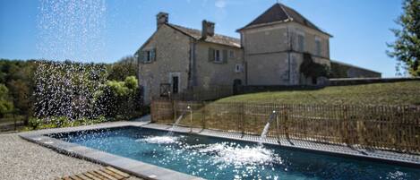 حمّام سباحة خارجي، حمّام سباحة مع شلّال، مقاعد للتشمس