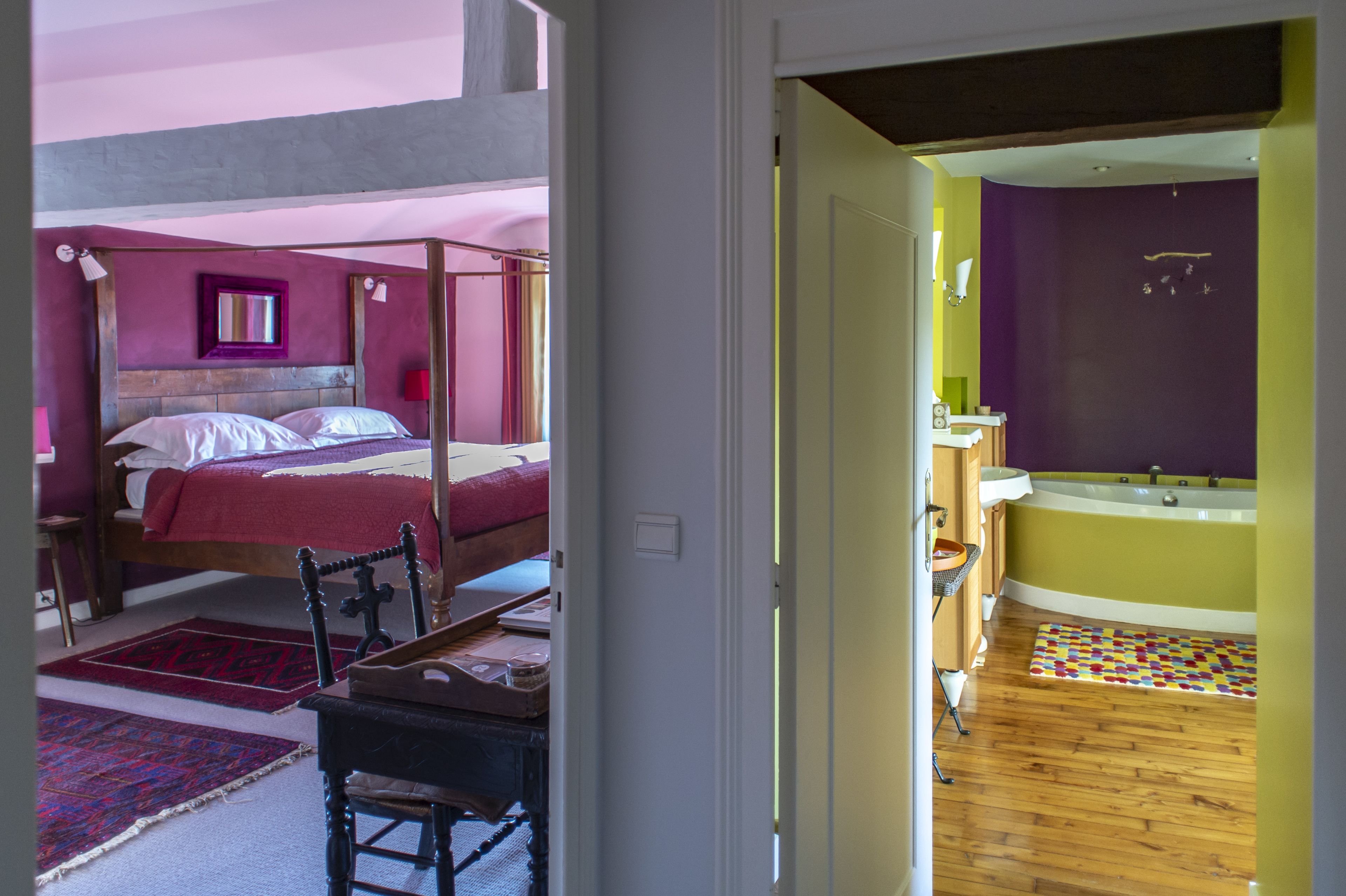 Un dormitorio con cama de dos plazas y un baño con bañera.