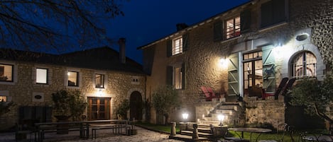 Façade de lâhĂ©bergement - soirĂ©e/nuit