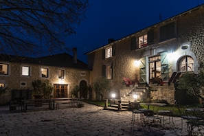 Front of property – evening/night - Les Deux Abbesses en Vert (Mareuil en Périgord)