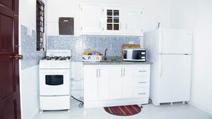 Lemari es besar, microwave, oven, dan kompor