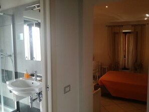 雙人房 | 浴室 | 淋浴設備、免費梳洗用品、風筒、坐浴桶