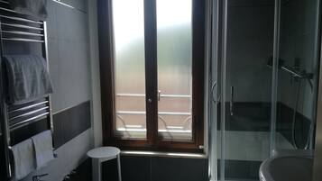 Camera tripla | Una scrivania, Wi-Fi gratuito