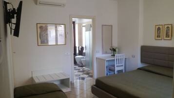 Dreibettzimmer | Schreibtisch, kostenloses WLAN