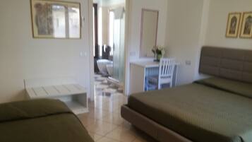 Chambre Triple | Bureau, Wi-Fi gratuit