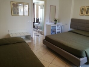 Habitación triple | Escritorio y wifi gratis