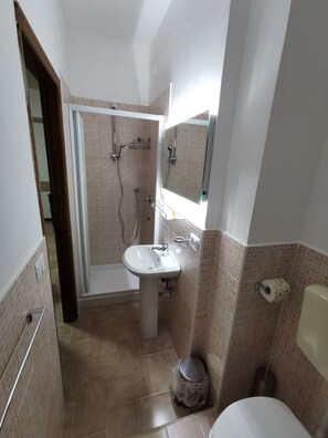 Triple Room, Non Smoking, Private Bathroom (Primula) | Bathroom | Shower, free toiletries, hair dryer, bidet - Bed & Breakfast Villa Flora (Agropoli)