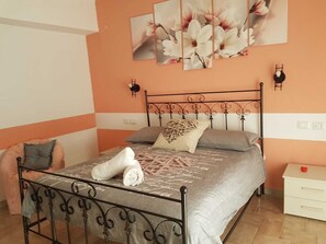 Double Room, Non Smoking, Private Bathroom (Valeriana) | In-room safe, desk, free WiFi, bed sheets - Bed & Breakfast Villa Flora (Agropoli)