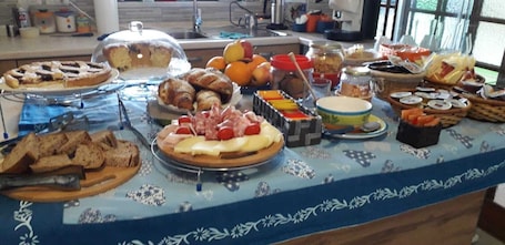 Desayuno con opciones de la cocina local incluido todos los días