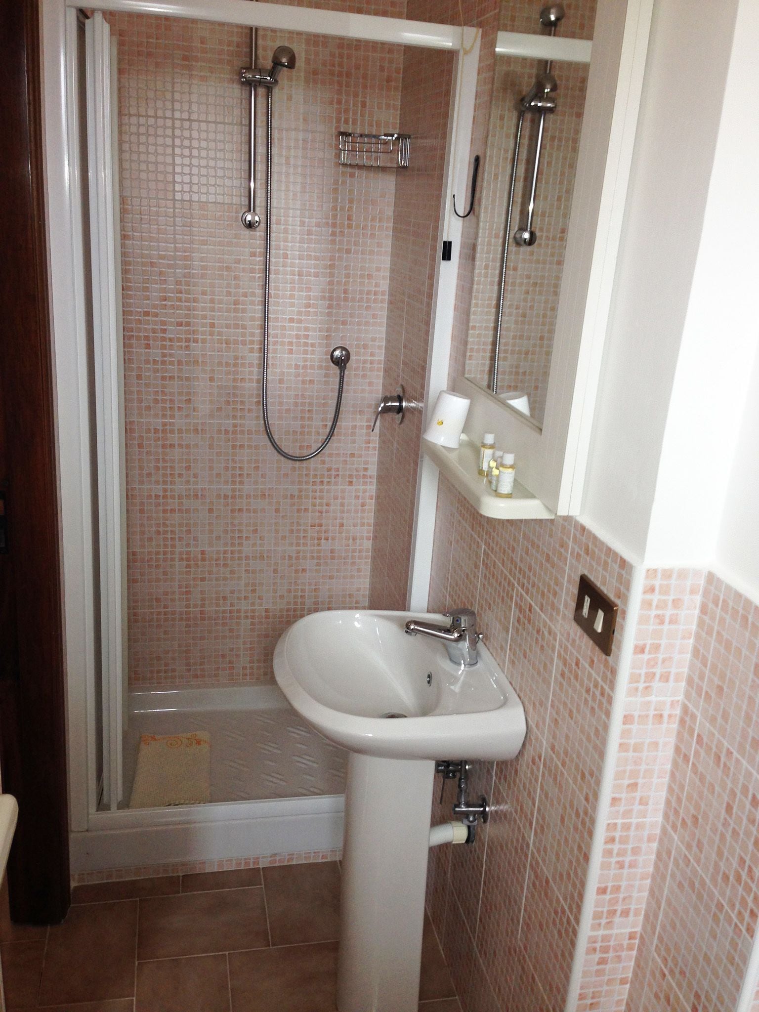 Douche, articles de toilette gratuits, sèche-cheveux, bidet