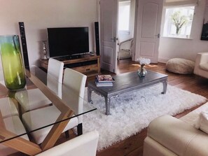 Småhus, 3 soverom | Oppholdsområde | En 42-tommers smart-TV med digitale kanaler samt TV