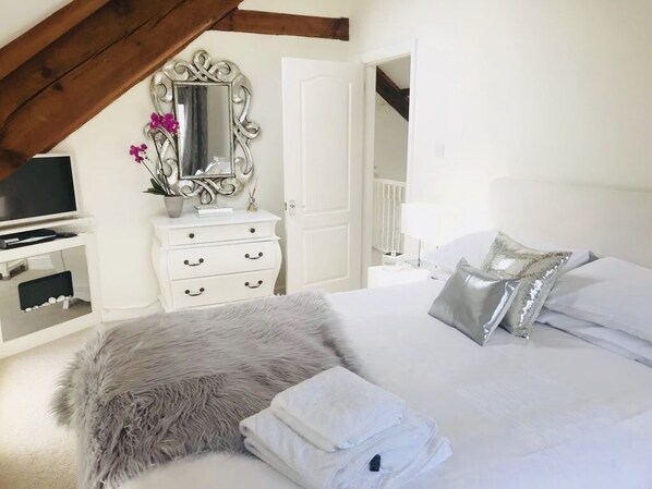 3 bedrooms, Egyptian cotton sheets, premium bedding, desk - The Chapel by Platinum Retreats (Andreas)