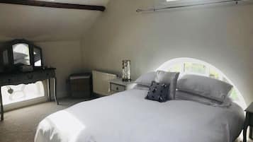Cottage, 3 Bedrooms | 3 bedrooms, Egyptian cotton sheets, premium bedding, desk