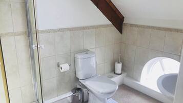 Casa de campo, 3 habitaciones | Baño | Bañera y ducha independientes y bañera profunda