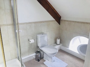 ChaumiÚre, 3 chambres | Salle de bain | Baignoire et douche séparées, baignoire profonde