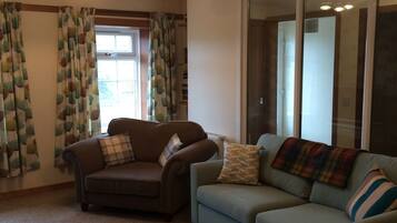 Apartment, 2 Bedrooms | Living room | Flat-screen TV