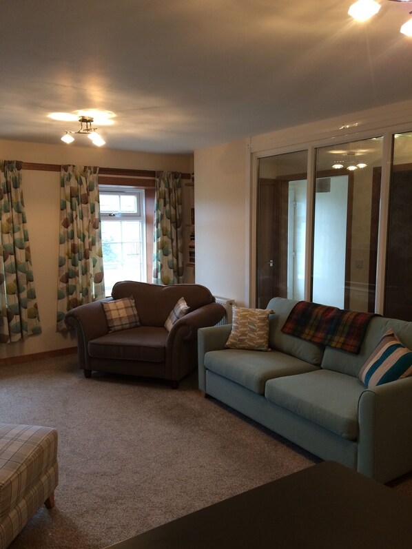 Căn hộ, 2 phòng ngủ | Phòng khách | TV màn hình phẳng