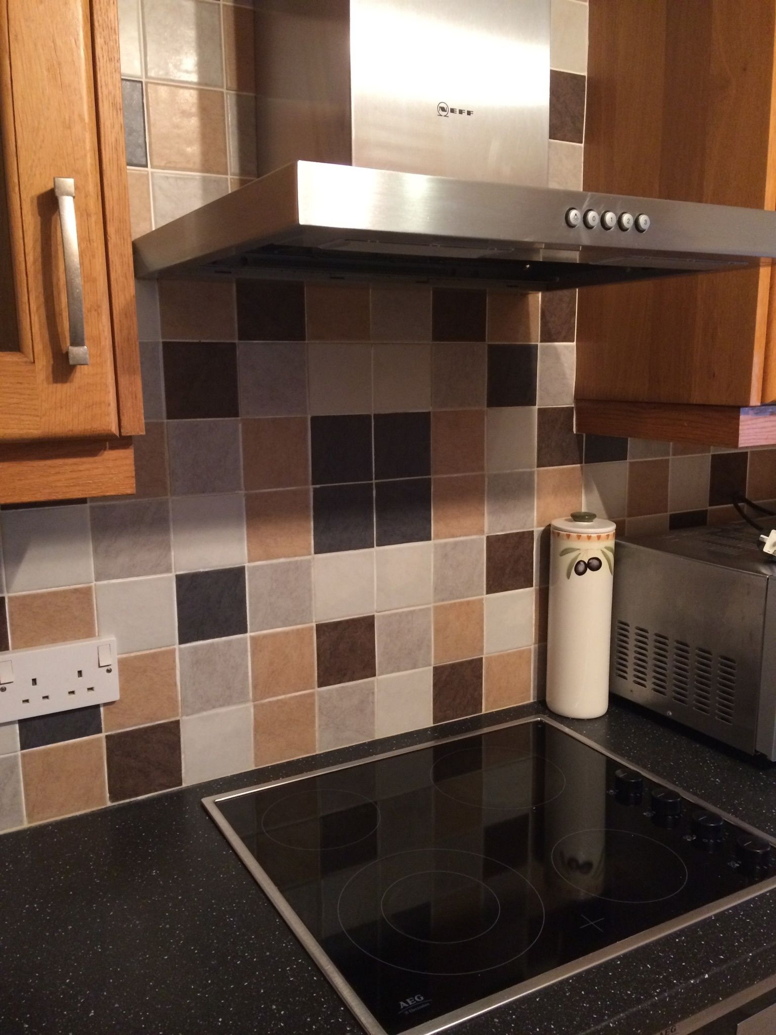 Lemari es besar, microwave, oven, dan kompor