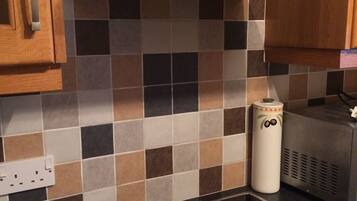 Lemari es besar, microwave, oven, dan kompor