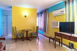 Free WiFi, bed sheets - Deluxe Turtle Towers Apartments (Ocho Rios)