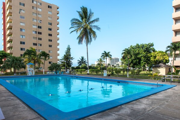 Outdoor pool - Deluxe Turtle Towers Apartments (Ocho Rios)
