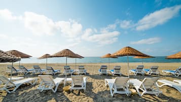 Plage privée, chaises longues, parasols